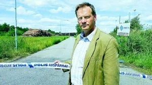 Håkan Schede, vd för Mirec, tittar på förödelsen dagen efter den stora branden. Foto: Titti Olovsson.