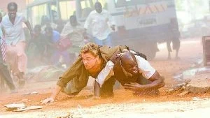Diamantsmugglaren Danny Archer (Leonardo DiCaprio) och fiskaren Solomon Vandy (Djimon Hounsou) flyr undan kaoset och kulorna när rebellerna intar Sierra Leones huvudstad Freetown.                                                                  Foto: Sandrew Metronome