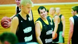 "Vi har ett guldlag", hävdar Dolphins Paul Burke, som vidare menar att det är upp till spelarna själva att bestämma lagets framtida öden. Kelly Grant är utan skuld till klubbens usla resultat på sistone, säger svenskamerikanen. Foto:Andreas Skogh