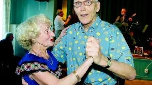 Två glada spelmän finns alltid på plats när gänget med pigga pensionärer kommer för att dansa i Östra Husby Bygdegård. Närmast ses Åke Mohlin och Bertil Knutsson, som stått för musiken under många år.