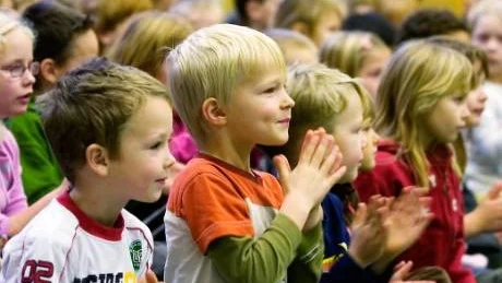 Musik som bygger på gäldje bjöds elever på Vikbolandskolan på av elever från De Geergymnasiets storband.
