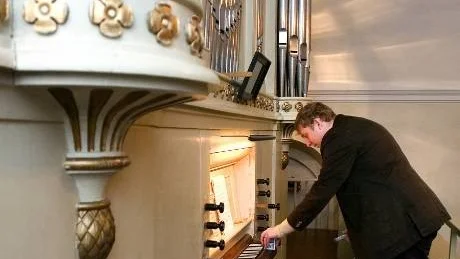 Kantor Ola Fagrell testade den nyrenoverade orgeln i Kvarsebo kyrka och stämde piporna in i det sista inför gårdagens invigningskonsert.