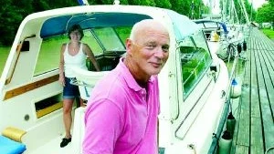 Lars Callemo från Stockholm har lång båterfarenhet och är för båtkörkort. - Man ser många som inte klarar av sina båtar. Men det är inte bara snabba motorbåtar som är farliga, det är mycket krafter även i tunga segelbåtar. Foto: Titti Olovsson