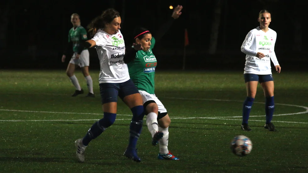 Liza Renlund har varit borta från fotbollen ett helt decennium, men den här säsongen skymtas hon ibland hjälpa moderklubben Älvsby IF i division 2. 