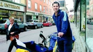 Brevbäraren Martin Johansson trivs med att dela ut post på Hospitalsgatan. Det är en trevlig gata tycker han. Foto: Titti Olovsson