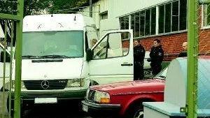 På onsdagsförmiddagen var det dags igen. Då backade tre andra män från Polen in sin skåpbil på bilfirman David Carlssons gård och började leta i skrotcontainern. De blev också inlåsta av personalen, på samma sätt som de män som greps i tisdags. Foto: Anita Kjellberg