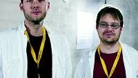 Olle Cornéer och Martin Lübcke är intresserade av hur deras egen installation Bacterial Orchestra ska bete sig i Flygelns källare.
