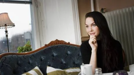 En kaffe i kvarterets fik funkar lika bra för Tyra som en kväll på Stureplan.            Foto: Andreas Skogh