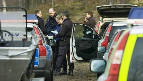 Vid halv sex i går kväll samlades fem hundförare för att söka igenom området runt kvinnans bostad.