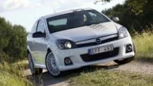 Opel Astra Nürburgring Edition känns igen på ett lägre chassi, fetare hjul, kjolar, svarta strålkastarhus, större luftintag i spoilern fram plus en svart-vit dekorationsrand över hela bilen.