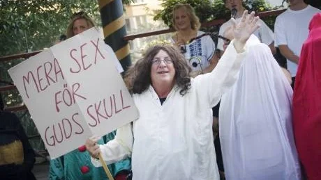 Revyfolket är uppfinningsrikt. Var skulle man stöta på ett helgon av det här slaget annat än under revy-SM?