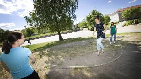 Sara Nilsson från Team ett, Lena Bergström från Socialkontoret Söder och Marie Helin från Hageby Hus ingår alla i samarbetsgruppen och tycker att parkleken är en av höjdpunkterna i Hagebys sommarprogram.