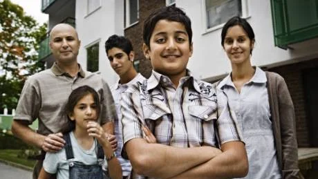 Säsongsbild: Habib
Habib
Bildtext: Pappa (Fikret Cesmeli), Lucia (Yagmur Delen), Tony (Simon Saliba), Habib (Simon Korkis), Mamma (Isabel Munshi).
Foto: Knut Koivisto.

Bilden får endast användas i programpresenterande sammanhang. Fotografens namn, Sveriges Television samt programmets titel skall alltid anges.