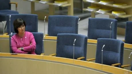 Mona Sahlin i en inte alltför trångt besatt plenisal i riksdagshuset. Bort från liknande stängda politiska arenor och ut i verkligheten. Det är receptet från socialdemokratiska studentförbundet