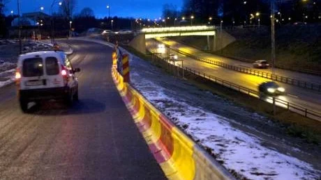 Den nya infarten till Grundläggaregatan i Hageby har öppnats och ett provisoriskt skyddsräcke sitter nu uppe längs gatans kant. Foto: Janne Forsby