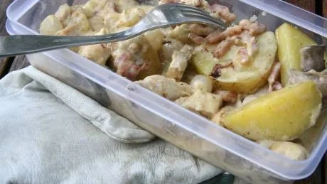 Mat på jobbet. Egen mat på jobbet blir allt vanligare. Grytor, mat med sås eller rustika sallader är bästa jobbmaten. Här en kycklinggryta med bacon och stekt potatis.
