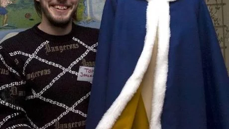 Tom Jensen från Vikbolandet designar och syr medeltida kläder för moderna människor.