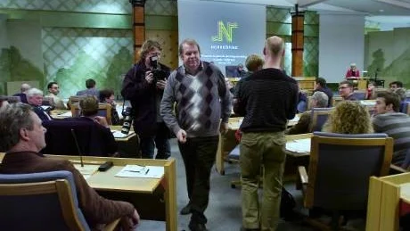 Här tvingas Håkan Thornell lämna kommunfullmäktige. 43 ledamöter ansåg att han var jävig i järnvägsutredningen för Ostlänken. 
Foto: Titti Olovsson