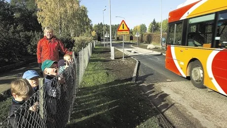 Barnen på Örtagårdens förskola är engagerade i trafiken som åker här trots förbudet. De förundras över att så måg avuxna struntar i trafikreglerna, säger barnskötare Anna Rönn.