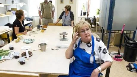 Anita Lönnerberg är arbetslös. För henne liksom de andra i gruppen är keramikcirkeln varje vecka viktig. Nu oroas de över vad som kommer att hända när verksamheten på RSMH-Öppen Dörr förändras.
