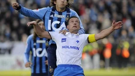 Norrköpings mittfältare Mikael Blomberg (här i duell med Djurgårdens Andrej Komac) känner sig inte säker på en plats i startelvan. Foto: Scanpix