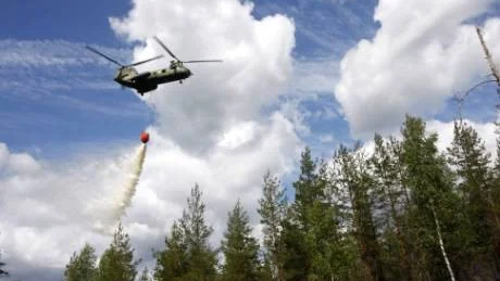Branden bekämpades bland annat från helikopter. Eftersläckning och brandbevakning har kostat skogsägaren Holmen en kvarts miljon kronor.