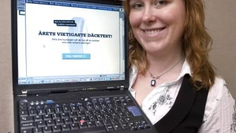 Karin Jansson visar testet på norrkoping.se som talar om vilka kunskaper du har om vinterdäck och vilka däck som passar bäst för dina behov.