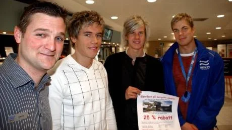 Bergskaeleverna Rikard Lemming och Emil Fredlund har fixat så att skolkamraterna kan bada och träna till rabatt på Arena Grosvad. Medleys platschef Martin Zatrepalek och Hasse Albrektsson, projektledare för marknad och försäljning, är imponerade av killarnas initiativ.