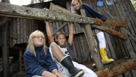 Wild kids. Astrid Westfelt, 10, Stockholm, Joakim Sjölin, 11, Kil. och Gabriella Olsson, 12, Vänersborg, vid sin koja. Här bor de, med vuxna, fritidsledare, hos sig hela tiden, även om det inte syns i tv-rutan.