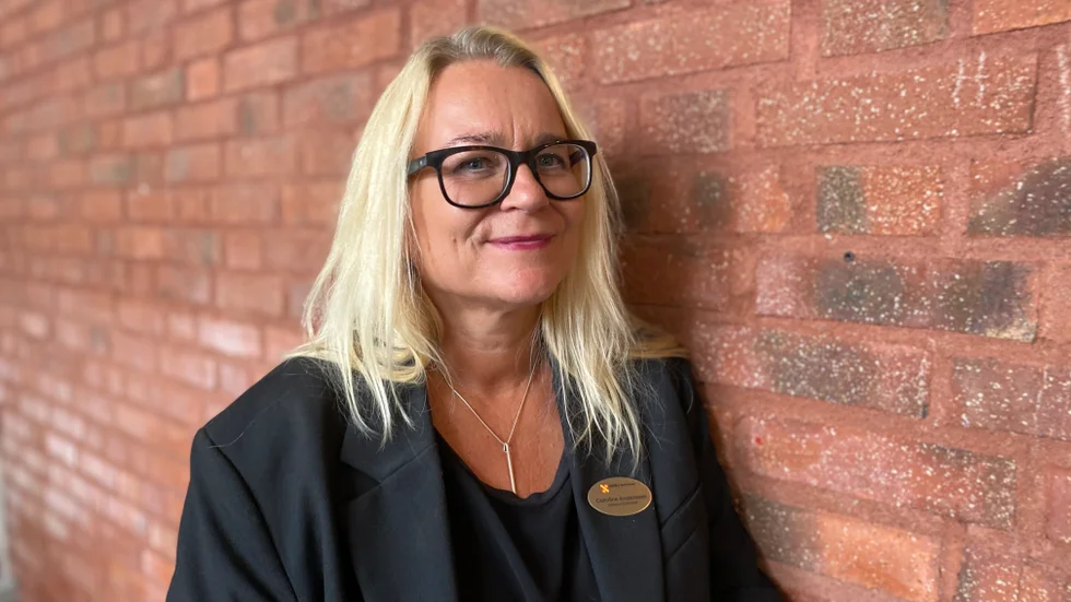 Caroline Andersson, verksamhetschef för grundskolan i Mjölby kommun, har fortsatt förtroende för den åtalade skolledaren.