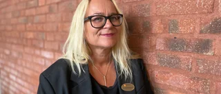 Övre chef har förtroende för den åtalade skolledaren