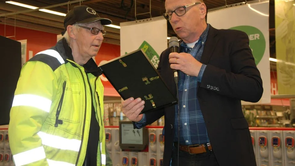 Stolt vinnare. Folkbladets chefredaktör Widar Andersson delade ut diplom och höll tal till Årets Finspångare Stig Gustavsson.
