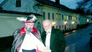 Henrik de Trij, grundaren av Överums Bruk 1655, här i skepnad av Överums teaterförenings ordförande Kjell Ernfridsson, kommer att öppna och inviga jubileumsåret 2005. Då är det 350 år sedan Överums Bruk grundades. Vid sin sida har han här Johnny Pettersson som på en rad olika sätt kommer att vara inblandad under jubileumsåret.