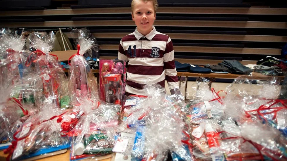 Årets hjälte.  Elias Arvidsson från Rejmyre har valts till årets svenska barnhjälte. Här ses han vid fjolårets julbordsfest för hemlösa i Norrköping, där han delade ut egna gåvor.