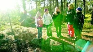 Foto: MAGNUS GLANS
Här i skogen har skolan sin lägerplats och utomhusklassrum, och som de vill ha kvar. Det tycker eleverna Emma Westergren, Ellen Jonsson, Josefine Andersson, läraren Kerstin Levin och Kenny Werodin.