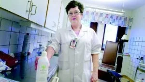 Foto: ANDERS LILJEGREN Desinfektionsmedel är det bästa sättet att skydda dig från vinterkräksjukan, enligt hygiensjuksköterska Kerstin Lindskog.