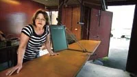 Kaffehuset byter lokal efter fem år i saluhallen. Annika H. Eriksson blickar ut över Fiskaretorget från nya lokalerna i de röda bodarna. Foto:: MAGNUS GLANS