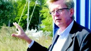 Foto: ANDERS STEINER Klart för byggstart på Tändsticksområdet. De fyra herrarna med spadar är från vänster Riksbyggens regionchef Hans Lundin, bostadsrättsföreningens ordförande Krister Örnfjäder, kommunfullmäktiges ordförande Ivar Svensson samt Skanskas distriktschef Piero Sannicoló.
Foto: ANDERS STEINER  Det här är en stor händelse för oss och startskottet för hela området. Vi bygger 14 lägenheter i denna första etapp, säger Riksbyggens regionchef Hans Lundin som berättar att endast en lägenheter nu återstår. Ganska snart hoppas Riksbyggen kunna besluta om byggstart även för etapp 2.