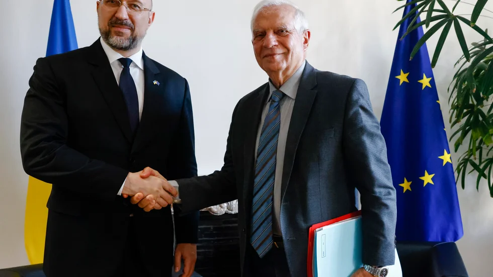 Ukrainas premiärminister Denys Sjmyhal skakar hand med EU:s utrikeschef Josep Borrell i Bryssel.