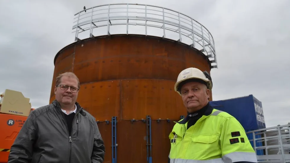 Nytt landmärke. Anders Kvist från Finspångs Tekniska Verk och arbetsledaren Magnus Lindskog, framför nya ackumulatortanken som ska bli nästan 50 meter hög och därmed ett nytt landmärke på Vibergaområdet.