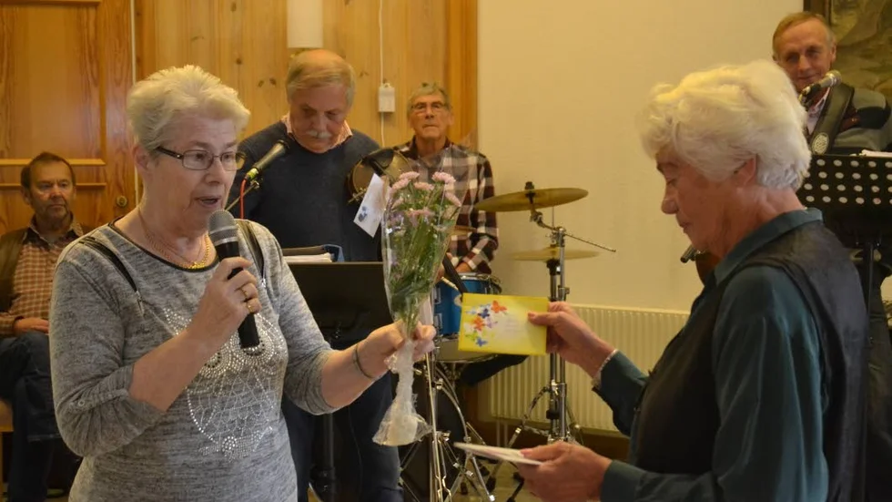 50-årsuppvaktning. Ulla Johansson, ordförande i PRO Finspång, uppvaktade 50-årsjubilerande PRO Regna-Igelfors  och dess ordförande Ingegerd Andersson.