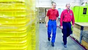Foto: ANDERS STEINER - Stämningen bland de anställda på Bladhs Plast i Västervik är förvånansvärt god trots att företaget stängs den 19 maj, säger fackbasarna Torgny Pettersson från Industrifacket, till vänster, och Kjell-Åke Wahlgren , SIF. Både Torgny och Kjell-Åke har fått nya jobb. Torgny anställdes hos Industriverktyg i Västervik så sent som  i måndags.