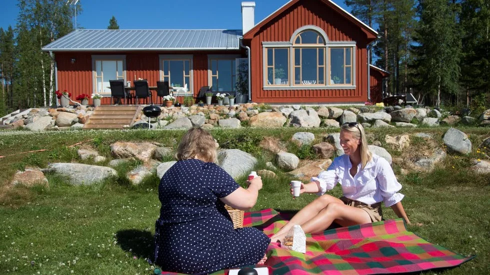 ”Det är en investering för livet” säger Magdalena Pajala om huset som hennes man Mattias byggt till familjen ute på Junäsviken. Här njuter hon av mammalivet, men tränar samtidigt hårt.
