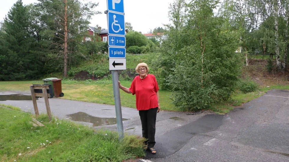Tre timmar får man enligt skylten stå parkerad i rutorna. Det är dock något som Gunnel Nilsson upplever inte följs och som heller inte verkar straffa sig. "Jag har haft vänner på besök som har fått vända eftersom de inte har någonstans att parkera utanför min port".