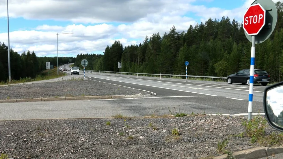 Vänstersvängen är besvärlig ut från 
Rosvik när man ska åka söderut. Därför vill inte trafikverket satsa pengar på att bredda avkörningsfilen in till Rosvik.