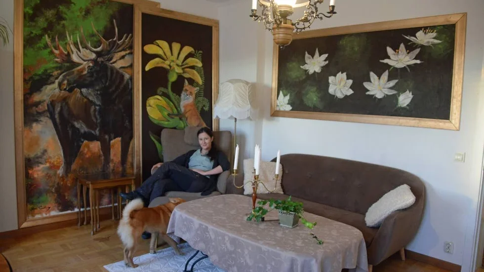 Stina Renberg med sin hund i en av många rum med gigantiska konstverk, det stående konstverket har inte hunnit få sin plats ännu.