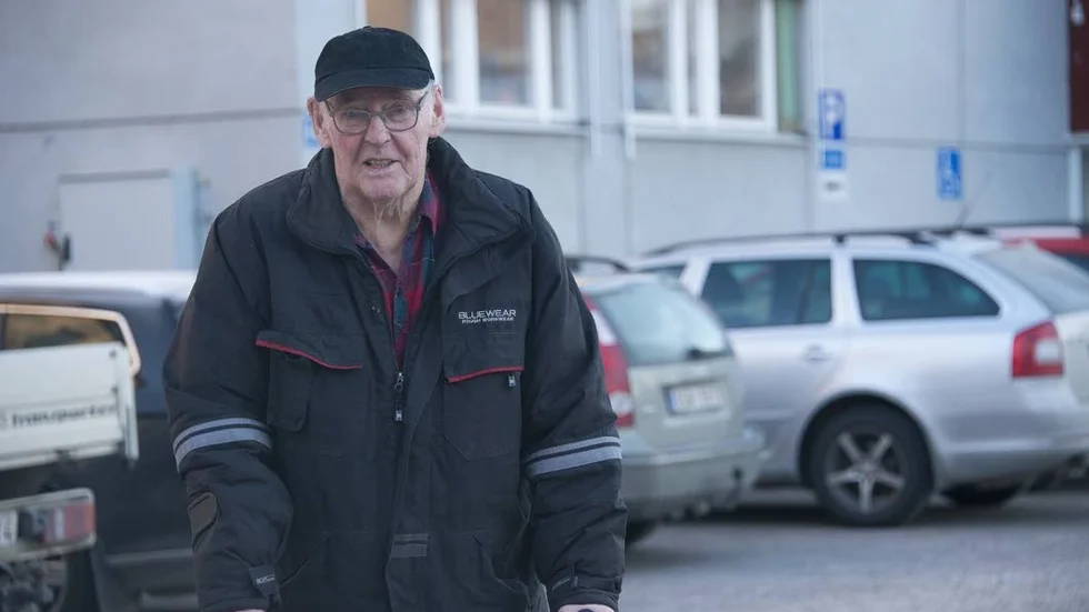 När Ingvald Nilsson och hustrun Tyra besökte hälsocentralen i mitten av november slutade det med parkeringsböter. ”Jag tycker det är fel att man ska behöva betala parkeringsböter när det faktiskt inte finns plats”, säger ham.