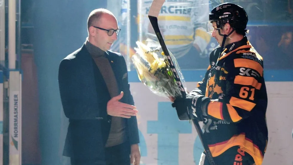 Fredrik Lindgren hyllades för sin 700:e grundseriematch i Skellefteå-tröjan. Här tar han emot bilder av klubbens general manager tillika storebror Mikael Lindgren.