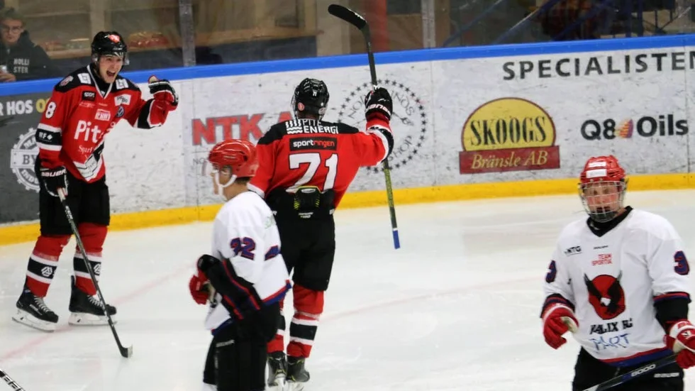 Joakim Högberg (71) saluterar sitt 2–0-mål mot Kalix. ­Piteås förstakedja gjorde att fyra hemmamålen.