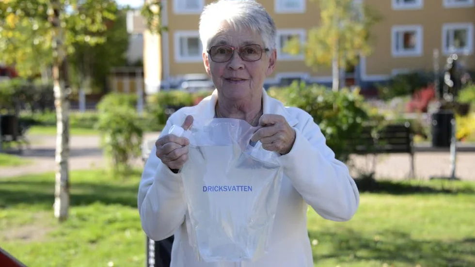 Det har blivit flera vändor för Sonja Österlund till nödvattentanken på torget i Arvidsjaur. "Jag har varken druckit, lagat mat eller tvättat mig med vattnet. Det känns olustigt."